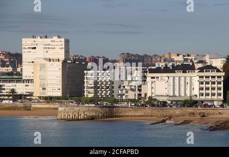 Blick auf den Strand von Sardinero in Santander Cantabria Spanien mit dem direkt am Meer gelegenen Chiqui Hotel und Wohnblocks an einem sonnigen Morgen Stockfoto