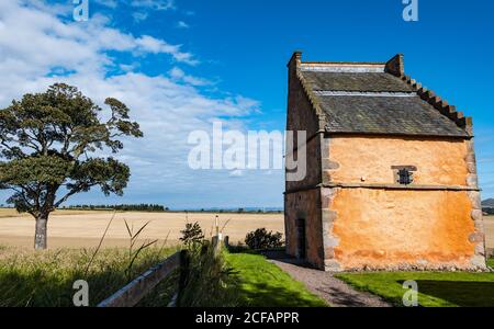 Alte Kalk gewaschen dovecot oder doocot, National Flag Heritage Centre im Sommer an sonnigen Tag, Athelstaneford, East Lothian, Schottland, Großbritannien Stockfoto