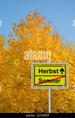 Wegweiser, Ende Sommer und Anfang Herbst, sommer, Herbst Stockfoto