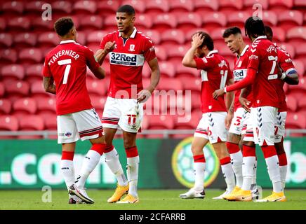 Ashley Fletcher von Middlesbrough (zweiter links) feiert das zweite Tor seiner Mannschaft mit Teamkollege Marcus Tavernier während des Carabao Cup-Spiels in der ersten Runde im Riverside Stadium, Middlesbrough. Stockfoto