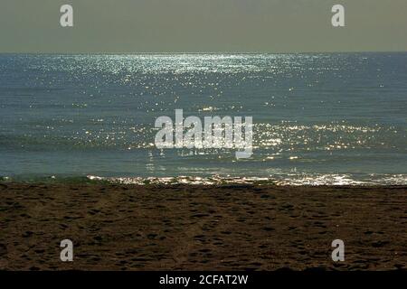 Klare Sicht auf den Strand und das Meer Stockfoto