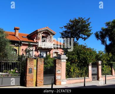 Das Haus ist pink gestrichen und es gibt einen überdachten Balkon, der hineinragt Cueto Santander Kantabrien Spanien Stockfoto