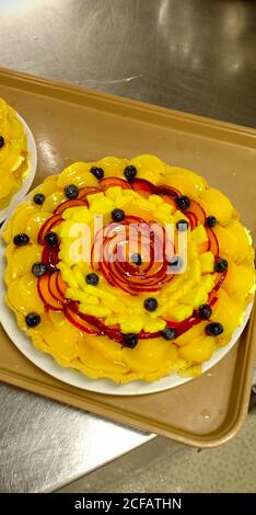 Große große Tarte mit frischen Beeren Stockfoto