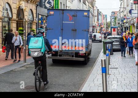 Cork, Irland. September 2020. Ein Deliveroo-Fahrer fährt heute die Oliver Plunkett Street in Cork City entlang. Ein Mitarbeiter von Deliveroo, der 28-jährige Thiago Cortes, ein Brasilianer, wurde am Montag Abend nach einer Lieferung in der Hauptstadt in Dublin getötet. Quelle: AG News/Alamy Live News Stockfoto