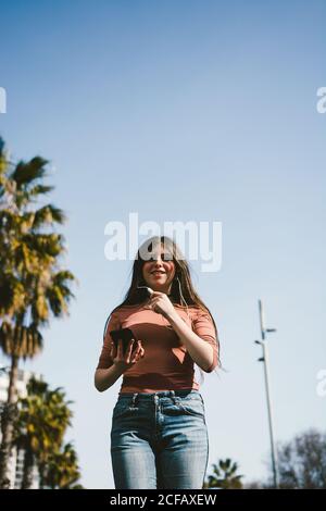 Teen Mädchen zu Fuß glücklich durch die Straßen der Stadt An einem sonnigen Tag Stockfoto