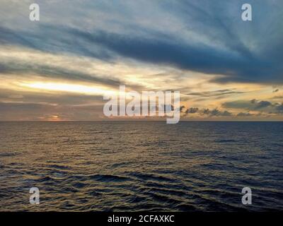 Sonnenuntergang im südchinesischen Meer ein wolkig Himmel Stockfoto