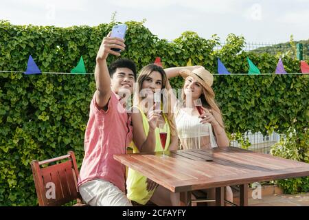 Gruppe von Freunden trinken Sangria auf der Terrasse von a Bar an einem sonnigen Tag Stockfoto