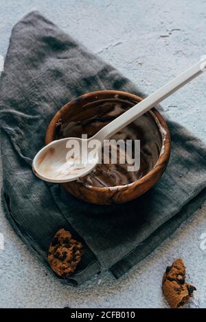 Plätzchen in der Nähe einer leeren Schüssel Stockfoto
