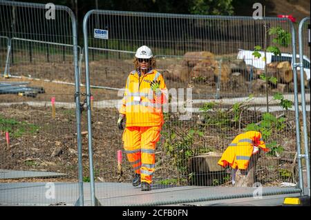 Denham, Buckinghamshire, Großbritannien. September 2020. Ein HS2-Arbeiter vor Ort. Die Bauarbeiten an der umstrittenen Hochgeschwindigkeitsstrecke HS2 von London nach Birmingham vor der A412 North Orbital werden fortgesetzt. Große Teile der Landschaft wurden von HS2 Ltd im Rahmen der obligatorischen Bestellungen gekauft. Die umstrittene Eisenbahnlinie stellt 693 lokale Wildtierstätten und 108 alte Waldgebiete auf dem Weg der neuen Eisenbahn in Gefahr. Das Fällen von Bäumen hat in Denham bereits begonnen. Quelle: Maureen McLean/Alamy Live News Stockfoto