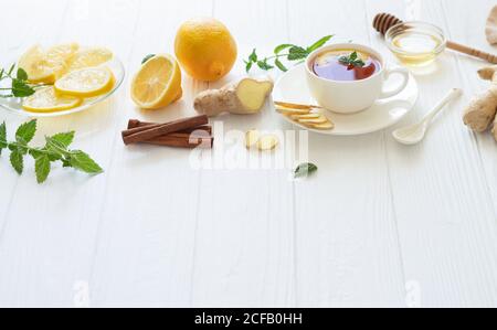 Bio-Zutaten für gesunden heißen Tee auf weißem Holztisch. Immunstärkend Mittel Stockfoto