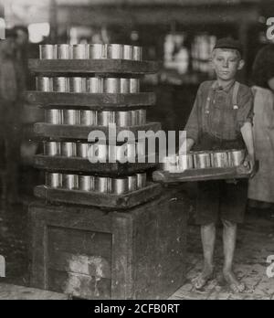 Eines kleinen Jungen in J. S. Farrand Packing Co. und eine schwere Last Stockfoto