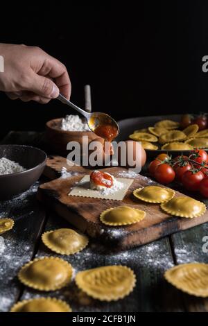 Hausgemachte Ravioli mit Parmesankäse, Tomate und Basilikum. Typisches Gericht der italienischen Küche Stockfoto