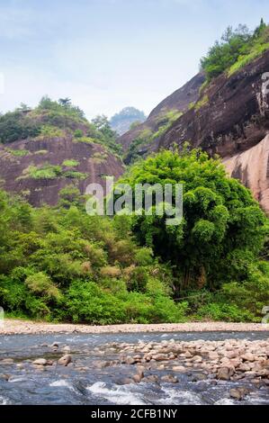 Ungewöhnliche Felsformationen am neun-Biegefluss in wuyishan an einem bewölkten Tag in der Provinz fujian china. Stockfoto