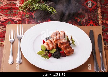 Gehackte Garnelen/Garnelen Schischebab serviert mit Rote Bete und essbare Kohle. Stockfoto