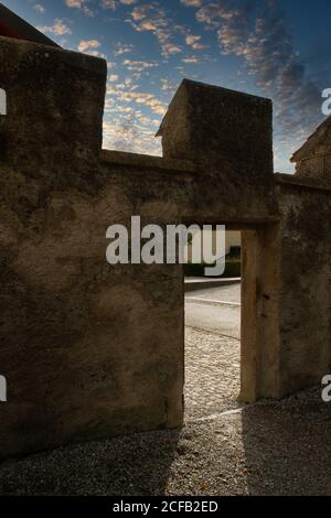 Sonnenuntergang Licht kommt durch Gruyere alte Stadtmauer, Schweiz Stockfoto