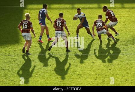 St Helens' Regan Grace (Mitte) mit dem Ball während des Betfred Super League-Spiels im Emerald Headingley Stadium, Leeds. Stockfoto