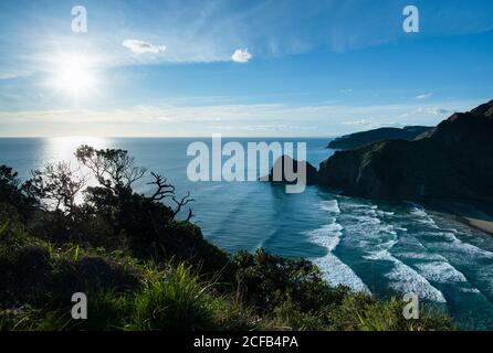 Blick vom Whites Beach Gehweg über die Hügel vom nördlichen Ende des Piha Beach, Auckland Stockfoto