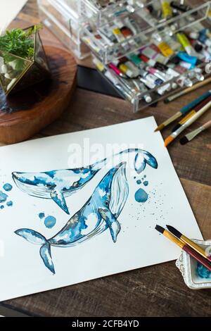 Lateinische Künstlerin malt mit Aquarell in ihrem Atelier Stockfoto