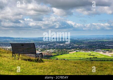 Ein Blick auf Cheltenham Rennbahn und Cheltenham Spa von Cleeve Hill, England Stockfoto