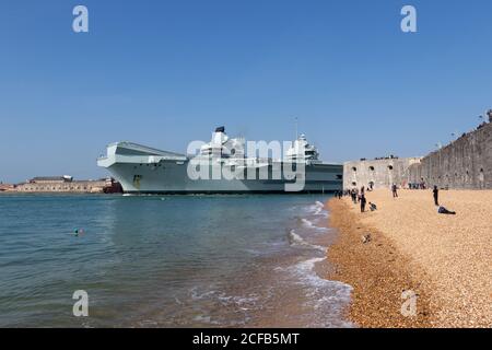 HMS Queen Elizabeth verlässt Portsmouth Hafen mit Menschen versammeln sich zu Beobachten Sie, wie es den runden Turm passiert Stockfoto