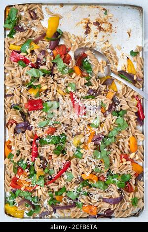 Geröstete Tomatenpfeffer Pasta und Basilikum Bake Stockfoto