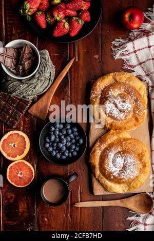 Es gab ein frisches warmes Getränk und verschiedene leckere Frühstücksgerichte Holztischplatte am Morgen Stockfoto