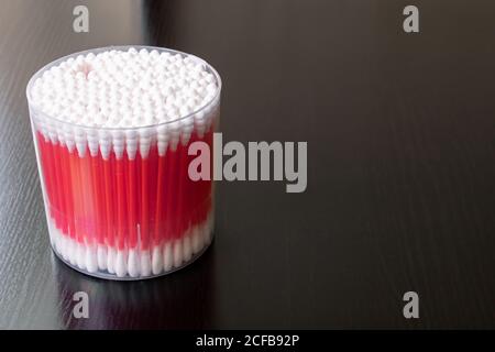 Rote Baumwollknospen im Glas auf Holztisch Stockfoto