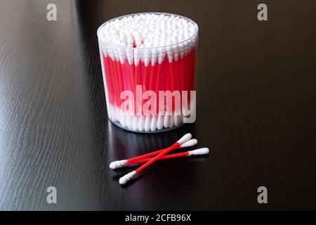 Rote Baumwollknospen im Glas auf Holztisch Stockfoto