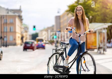 Junge Frau mit dem Fahrrad in der Stadt Stockfoto