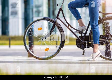 Junge Frau mit dem Fahrrad in der Stadt Stockfoto