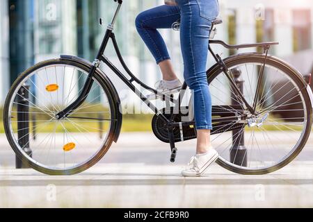 Junge Frau mit dem Fahrrad in der Stadt Stockfoto