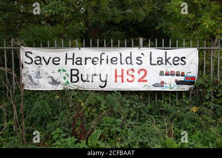 Harefield, Uxbridge, Middlesex, Großbritannien. September 2020. Ein Spruchband von Save Harefield's Lakes, Bury HS2. Die Herts & Middlesex Wildlife Trusts berichten, dass HS2 nun das Naturschutzgebiet Broadwater Lake für den Bau der HS2 High Speed Rail Link in Besitz genommen hat und der Zugang zu den Seen durch die Öffentlichkeit nicht mehr gewährleistet werden kann. Ein Viadukt wird das Broadwater Lake Nature Reserve durchfahren. Das 80 Hektar große Gelände ist landesweit für die Vielfalt der Brutvögel in Feuchtgebieten bekannt und die Herts & Middlesex Wildlife Trusts haben große Bedenken hinsichtlich der Auswirkungen von HS2 auf Vögel und Wildtiere Stockfoto