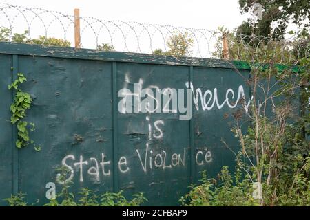 Harefield, Uxbridge, Middlesex, Großbritannien. September 2020. HS2 ist staatliche Gewaltgraffiti in der Nähe des Broadwater Lake Naturreservats und Denham Green. HS2 haben das Broadwater Lake Nature Reserve für die umstrittene HS2 High Speed Rail Link in Besitz genommen und der Zugang zu den Seen kann nicht mehr garantiert werden. Rasierdraht wurde an die Spitze eines Sicherheitszauns gelegt, um zu verhindern, dass Umweltaktivisten Zugang zum Gelände erhalten. Quelle: Maureen McLean/Alamy Live News Stockfoto