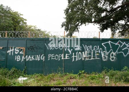 Harefield, Uxbridge, Middlesex, Großbritannien. September 2020. HS2 macht Menschen obdachlos Graffiti auf einem HS2 Sicherheitszaun in der Nähe des Broadwater Lake Naturschutzgebiet und Denham Green. HS2 haben das Broadwater Lake Nature Reserve für die umstrittene HS2 High Speed Rail Link in Besitz genommen und der Zugang zu den Seen kann nicht mehr garantiert werden. Rasierdraht wurde an die Spitze eines Sicherheitszauns gelegt, um zu verhindern, dass Umweltaktivisten Zugang zum Gelände erhalten. Quelle: Maureen McLean/Alamy Live News Stockfoto