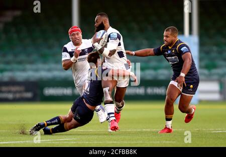 Bristol Bears' Semi Radradra (Mitte) wird von Francois Venter von Worcester Warriors (zweiter links) und Ollie Lawrence während des Gallagher Premiership-Spiels im Sixways Stadium, Worcester, angegangen. Stockfoto