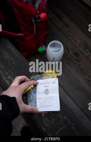 HEL, POLEN - 02. Mai 2019: Geocachekiste gefunden, während der Dünenwanderung in Hel (Polen Stockfoto