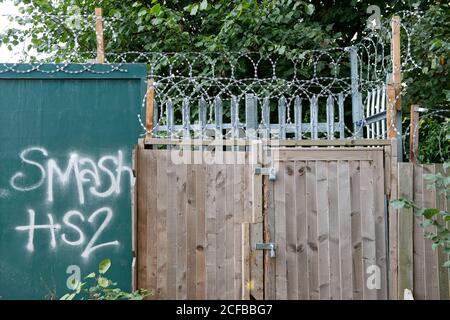 Harefield, Uxbridge, Middlesex, Großbritannien. September 2020. HS2 Graffiti in der Nähe des Naturreservats Broadwater Lake und Denham Green. HS2 haben das Broadwater Lake Nature Reserve für die umstrittene HS2 High Speed Rail Link in Besitz genommen und der Zugang zu den Seen kann nicht mehr garantiert werden. Rasierdraht wurde an die Spitze eines Sicherheitszauns gelegt, um zu verhindern, dass Umweltaktivisten Zugang zum Gelände erhalten. Quelle: Maureen McLean/Alamy Live News Stockfoto