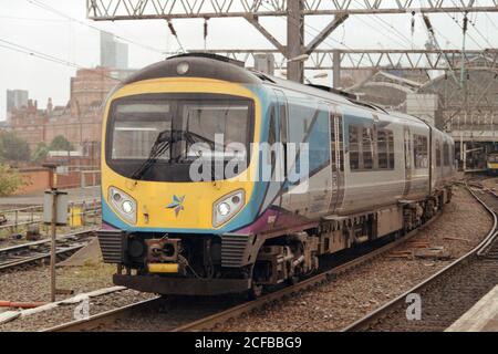 Manchester, Großbritannien - 29. August 2020: Ein TPE (TransPennine Express)-Zug (Klasse 185) für den Expressdienst, der den Manchester Piccadilly-Bahnsteig 13 verlässt Stockfoto