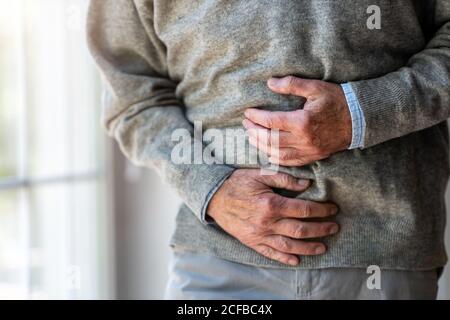 Älterer Mann mit Magenschmerzen Stockfoto