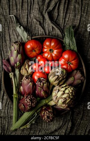 Set aus verschiedenen frischen Gemüse und Stoffservietten auf gelegt Tisch in der Küche Stockfoto