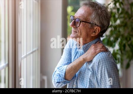 Ältere Mann leidet unter Nackenschmerzen Stockfoto