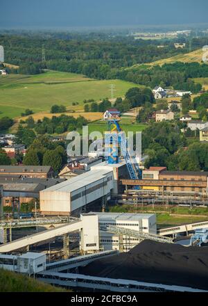 LAZISKA GORNE, POLEN - 16. Aug 2020: Blick von der 'Skalny' Haufe auf die 'Boleslaw Smialy' Steinkohlebergwerk in der Stadt Laziska Gorne - Polen Stockfoto