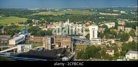 LAZISKA GORNE, POLEN - 16. Aug 2020: Panorama aus dem "Kalny"-Haufen auf dem "Boleslaw Smialy"-Bergwerk in Laziska Gorne - Polen Stockfoto