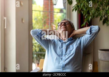 Ältere Mann leidet unter Nackenschmerzen Stockfoto