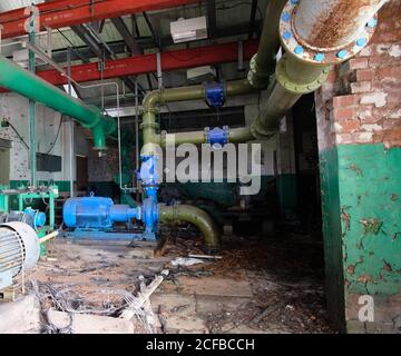 Verlassene Rohrleitungen im Gießereipumpenraum Stockfoto