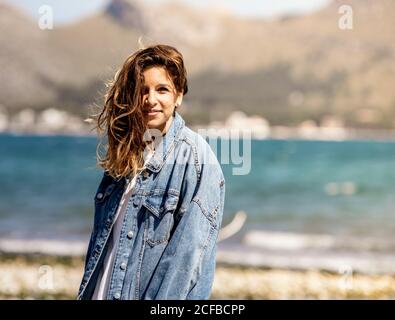Junge Frau, die am Meer läuft Stockfoto