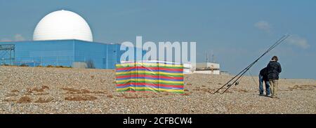 Sizewell B Kernkraftwerk hat weißen Reaktor Kuppel Kugel Mit Strand & Nahaufnahme Menschen fischen hinter Wind brechen Suffolk East Anglia England Großbritannien Stockfoto