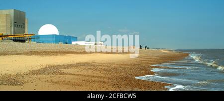 Sizewell A & B Kernkraftwerke B hat weiß Reaktor Kuppel mit Strand Küste & Menschen fischen hinter Wind Break Suffolk East Anglia England Großbritannien Stockfoto