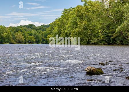 Im Scyamore Shoals State Historic Park kann man am Ufer des Watauga River entlang auf dem Patriots's Path in Elizabethon, Tennessee, spazieren gehen Stockfoto