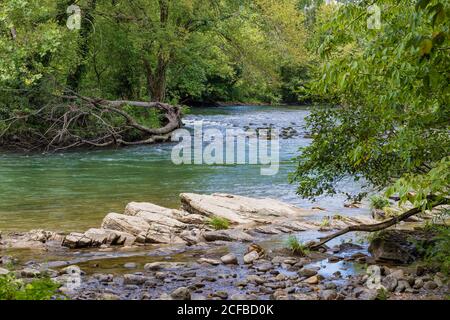 Im Scyamore Shoals State Historic Park kann man am Ufer des Watauga River entlang auf dem Patriots's Path in Elizabethon, Tennessee, spazieren gehen Stockfoto